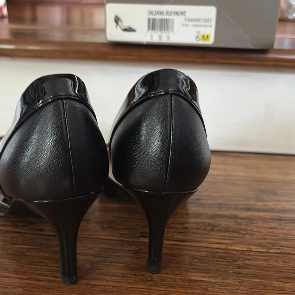 Life Stride Black Heels Classic Pointed-Toe Pumps, size 6 - Picture 5 of 8